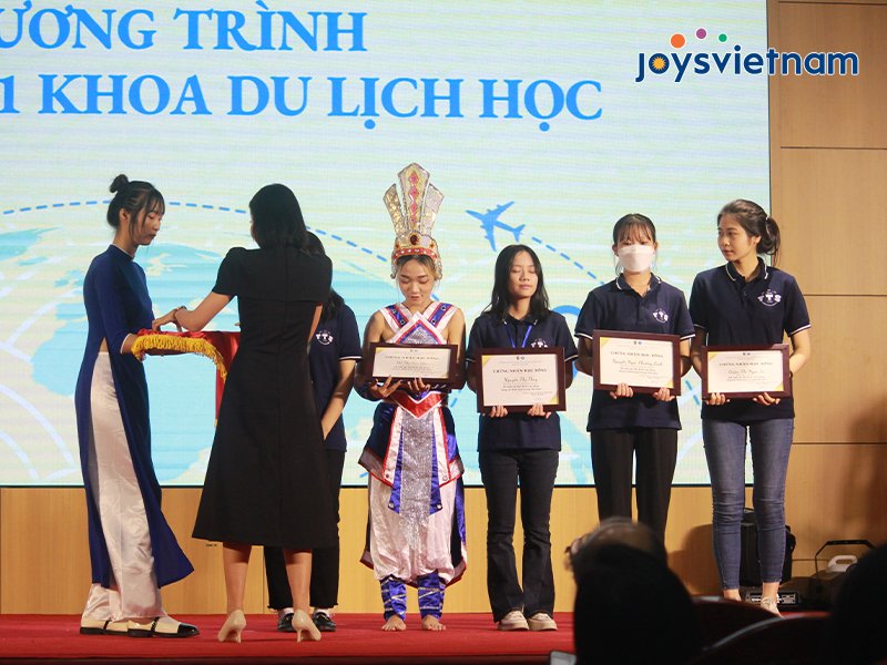 Joys Việt Nam tài trợ học bổng trị giá hàng chục triệu đồng cho sinh viên nghèo vượt khó-4
