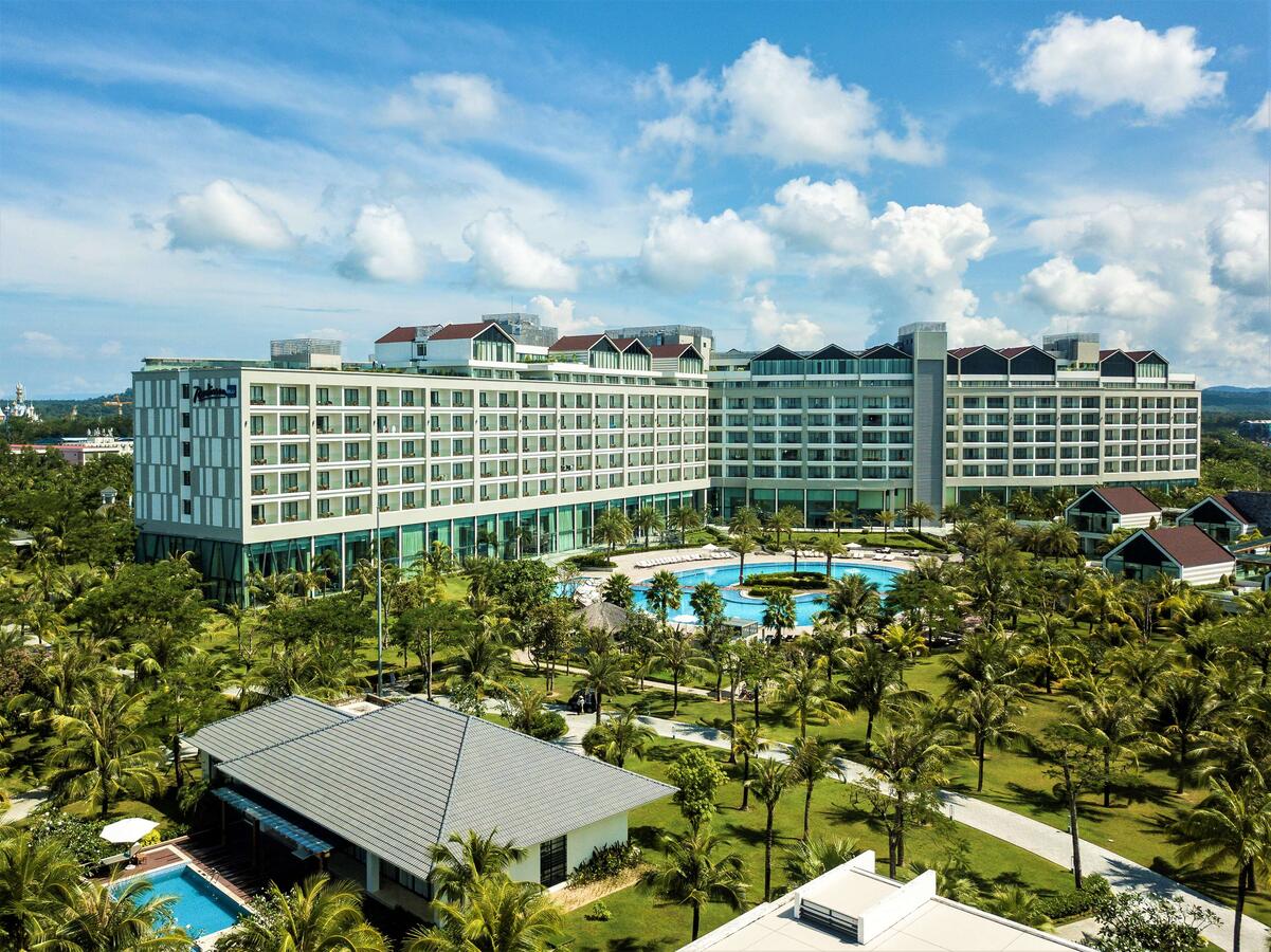 HCM - Combo 3N2Đ Radisson Blu Resort Phú Quốc + Vé Máy Bay Khứ Hồi