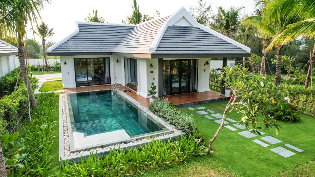 2 - bedroom Beachfront Pool Villa